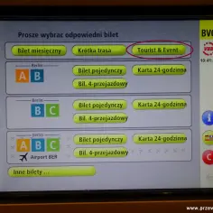 Ekran automatu z biletami BVG w Berlinie. Widoczne opcje: "Tourist & Event", bilety miesięczne, krótkie trasy, bilety pojedyncze i 24-godzinne dla stref A, B, C oraz na lotnisko BER. Sprawdź bilety metro Berlin cennik.