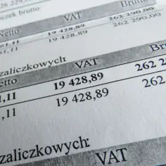 Dokumentacja finansowa z kwotami netto, VAT i brutto, odzwierciedlająca zasady art. 113 ust. 1 ustawy o VAT.