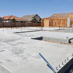 Fundamenty domu w budowie. Betonowa płyta, zbrojenie i szkielet drewniany. Czekamy na chudziak, co to będzie.