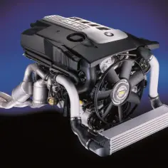 Silnik BMW M57N2 z turbosprężarką i intercoolerem, gotowy do montażu.