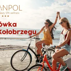 Dwie kobiety cieszą się przejażdżką rowerową nad morzem. Idealne miejsce, gdzie na majówkę!