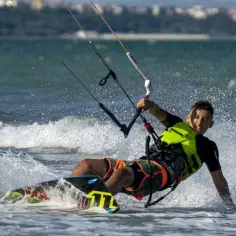 Czy kitesurfing jest niebezpieczny? Poznaj ryzyka i jak ich unikać