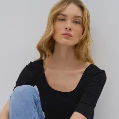 Jaką bluzkę do jasnych jeansów wybrać, by wyglądać stylowo?