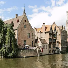 Bruggia, gdzie można podziwiać zabytkowe kamienice i wieżę Belfort, a przy okazji wymienić swoją **belgia waluta** na euro.