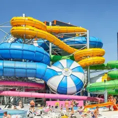 Kolorowe zjeżdżalnie wodne w Aquaparku Fala – jedne z najlepszych aquaparków w Polsce.