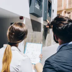 Para kupuje mieszkanie z rynku wtórnego, analizując plany. Na co zwrócić uwagę przy zakupie mieszkania z rynku wtórnego?