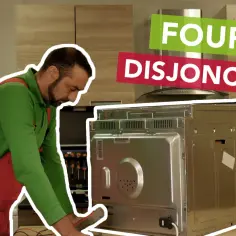 Un homme en salopette rouge et chemise verte travaille sur l'arrière d'un four.