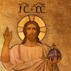 Jezus z kulą ziemską w dłoni, podniesionym palcem wskazującym, jakby odpowiadał na pytanie: czy piekło istnieje? Złote tło mozaiki.