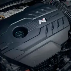 Silnik turbo z logo N, gotowy do uwolnienia swojej mocy.