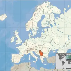 Mapa Europy z zaznaczoną na czerwono Serbią. To pokazuje, gdzie leży Serbia, w południowo-wschodniej części kontynentu, na Bałkanach.