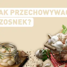 Słoik z marynowanym czosnkiem i koszyk z główkami czosnku na tle.
