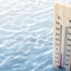 Termometr pokazuje, ile stopni ma woda w Bałtyku. Wskazuje ok. 10°C, co oznacza chłodną kąpiel.