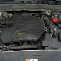 Silnik Forda Mondeo MK4 2.0 TDCI z widocznym akumulatorem.