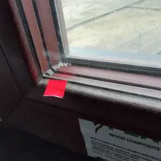 Dlaczego Twoje okna się zacinają? Winne prowadnice szyb! Poznaj 4 objawy