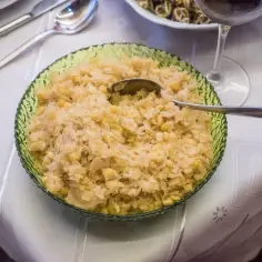 Jakie przyprawy do kapusty z grochem, by uzyskać wyjątkowy smak?