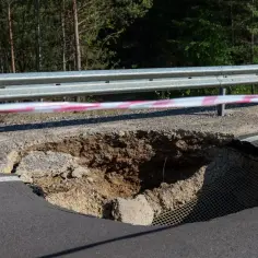 Ogromna dziura na obwodnicy Bolesławia, droga zablokowana taśmą ostrzegawczą.