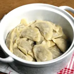 Łatwy przepis na ciasto do pierogów dorotki. Domowy sekret idealnego ciasta!
