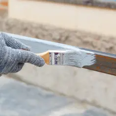 Jaką farbę na rdzę ogrodzenie wybrać, aby uniknąć kosztownych napraw?