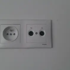 Gniazdko elektryczne i antenowe (TV, R) na ścianie. Potrzebujesz przedłużyć przewód antenowy?