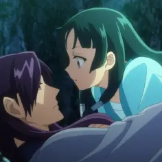 Maomao i Jinshi z Kusuriya no Hitorigoto w intymnym uścisku, wpatrzeni w siebie w mroku.