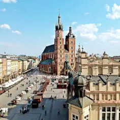 Rynek Główny w Krakowie, stolicy Małopolski, z Bazyliką Mariacką. W tle widać Sukiennice i zabytkowe kamienice.