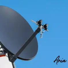 Antena satelitarna skierowana na błękitne niebo. Dowiedz się, jak ustawić antenę na Hotbird, aby cieszyć się ulubionymi kanałami.