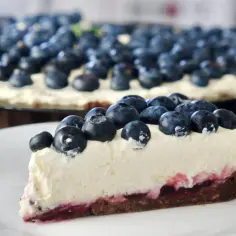 Szybkie ciasto z serkiem mascarpone i borówkami. Kremowa masa i świeże owoce na czekoladowym spodzie.