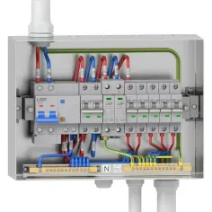 Wnętrze rozdzielnicy elektrycznej z widocznym zabezpieczeniem nadprądowym 32A oraz kilkoma mniejszymi wyłącznikami.