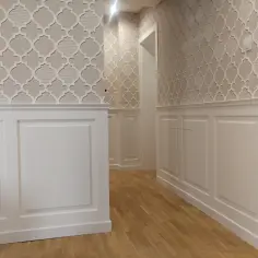 Elegancka boazeria angielska drewniana w białym kolorze, z subtelną tapetą o geometrycznym wzorze, tworzy przytulne wnętrze.