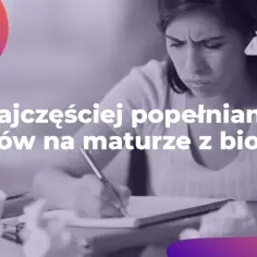 Zestresowana uczennica pisze, a obok leżą słuchawki i notatki. Temat: 10 najczęstszych błędów na maturze z biologii, które warto znać, by spełnić wymagania.