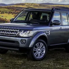 Szary Land Rover Discovery 3 na tle jesiennych wzgórz. Gotowy na każdą przygodę.