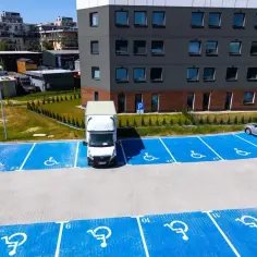 Nowe osiedle z dużą liczbą miejsc parkingowych dla niepełnosprawnych. Ile miejsc parkingowych na mieszkanie?