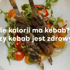 Dwa szaszłyki z mięsem i warzywami na talerzu. Zastanawiasz się, ile kalorii ma kebab i czy jest zdrowy?