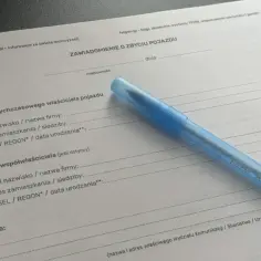 Formularz "Zawiadomienie o zbyciu pojazdu" z polem na dane poprzedniego właściciela i współwłaściciela.