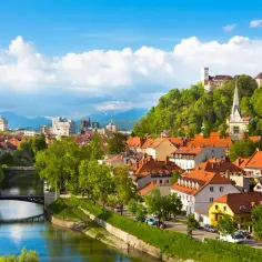 Widok na Lublanę z rzeką i zamkiem. Czy do Słowenii potrzebny jest paszport? Jako członek UE, nie.
