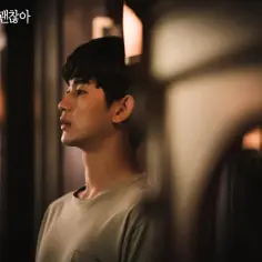Kim Soo-hyun, jeden z najbardziej znanych koreańskich aktorów, w nastrojowym kadrze z serialu "It's Okay to Not Be Okay".