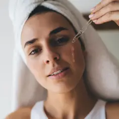 Jak nakładać serum na twarz: 8 kroków do perfekcyjnej aplikacji