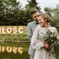 Ile zarabia fotograf na weselu? Odkryj zaskakujące różnice w cenach