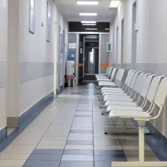 Ile zarabiają położne w Polsce? Zaskakujące dane o wynagrodzeniach