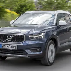 Ciemnogranatowe Volvo XC40 2.0 benzyna w ruchu. Zastanawiasz się, ile pali? Ten model to stylowy SUV.