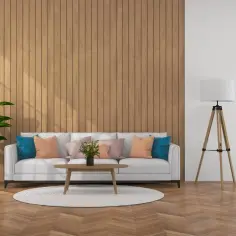 Nowoczesny salon z białą kanapą, kolorowymi poduszkami i drewnianą boazerią. Modne kolory boazerii tworzą ciepłą atmosferę.