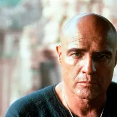 Marlon Brando w filmach, łysy, z surowym spojrzeniem. Ikona kina.