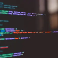 Fragment kodu źródłowego w języku programowania, z podświetlonymi fragmentami.