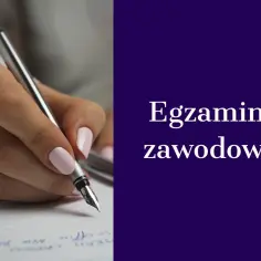 Dłoń z różowym lakierem pisze piórem po kartce. Obok napis: "Egzamin zawodowy". Czy egzamin zawodowy jest obowiązkowy?