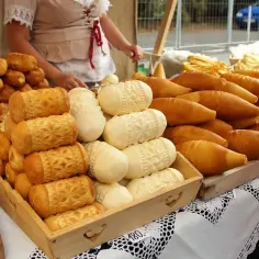 Dlaczego oscypek skrzypi? Odkryj sekrety tego popularnego sera