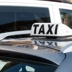 Ile zarabia kierowca taxi? Zaskakujące różnice w dochodach w Polsce
