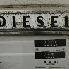 Stara pompa paliwowa z napisem DIESEL. Pokazuje cenę za litr i ilość paliwa, przypominając, jak działa silnik diesla.