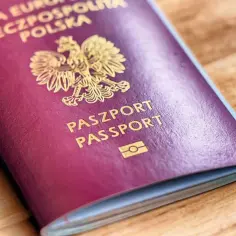 Czerwony paszport Rzeczypospolitej Polskiej z godłem i symbolem biometrycznym.