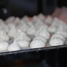 Bezy na blasze w piekarniku. Zastanawiasz się, dlaczego beza opada po upieczeniu? Oto potencjalne przyczyny.