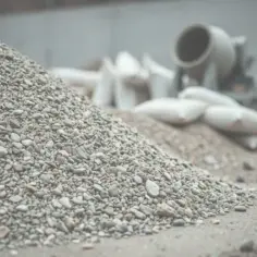 Ile cementu na betoniarkę 250l? Kluczowe proporcje do betonu